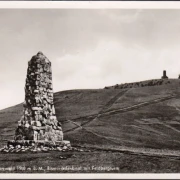 AK Feldberg, Bismarckdenkmal mit Feldbergturm, gelaufen 195?