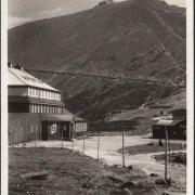 AK Krummhübel, Schlesierhaus mit Schneekoppe, gelaufen 1938