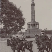 AK Berlin, Siegessäule, Kaiser mit Gefolge zu Pferd, gelaufen 1912
