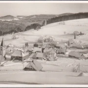 AK Altglashütten, Hotel und Pension Schwarzwaldhaus im Winter, Ortsansicht, Kirche, gelaufen 1957