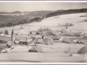 AK Altglashütten, Hotel und Pension Schwarzwaldhaus im Winter, Ortsansicht, Kirche, gelaufen 1957