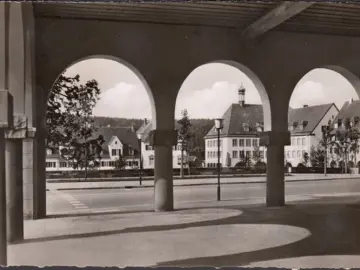 AK Freudenstadt, Durchblick auf den Marktplatz, gelaufen 1956