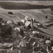 AK Höchenschwand, Fliegeraufnahme, Stadtansicht, Kirche, gelaufen 1954
