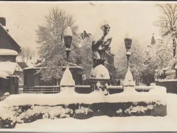AK Kowary, Schmiedeberg, Nepomuk Denkmal im Winter, gelaufen 1933