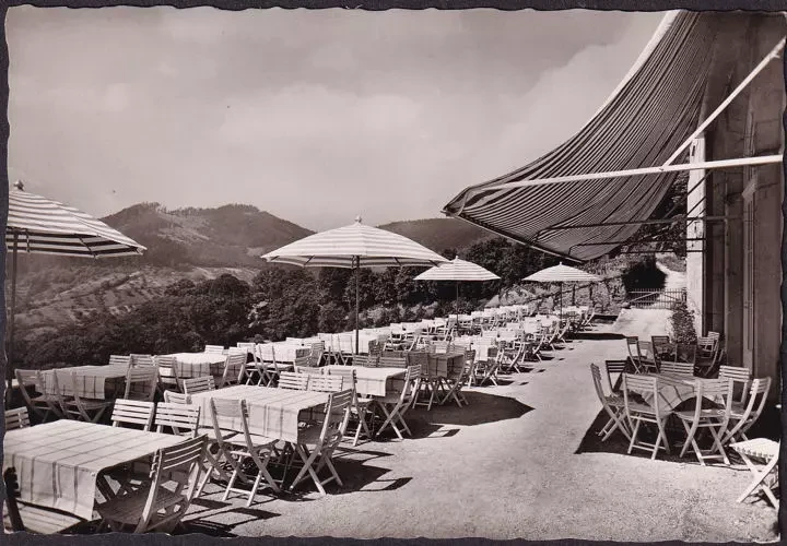 AK Gernsbach, Schloß Eberstein, Große Süd Terrasse, Sonnenschirme, gelaufen 1956